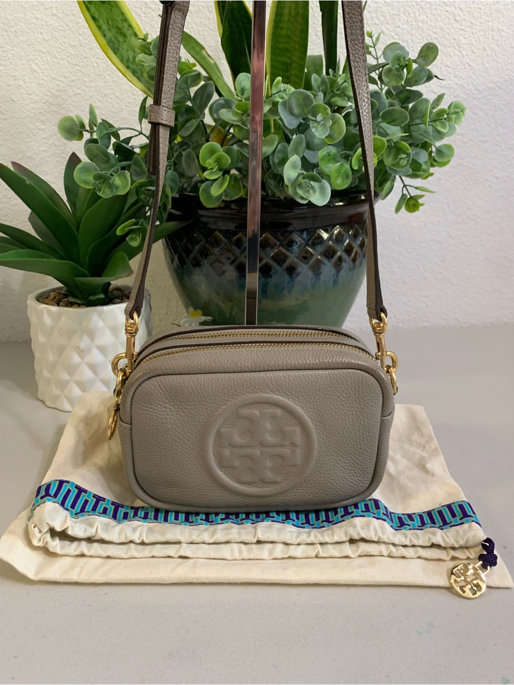 👜💕Tory Burch Robinson Pebbled Leather Crossbody Bag in Taupe - Picture 1 of 10
